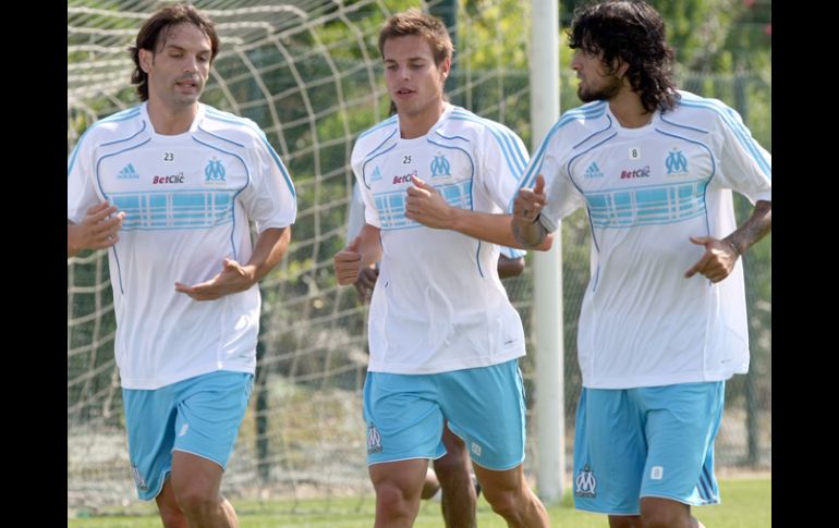 Fernando Morientes trota junto a sus compañeros Cesar Azpilicueta y Luis Gonzáles. AP  /