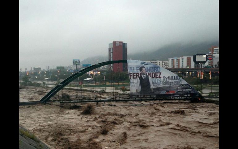 El Río Santa Catarina, en Monterrey, se desbordó este jueves como consecuencia del paso del huracán ‘‘Alex’’. EL UNIVERSAL  /