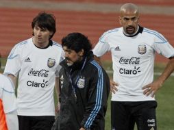 Messi, (izq.) Maradona (centro) y Juan Sebastian en una sesión de entrenamientos. AP  /