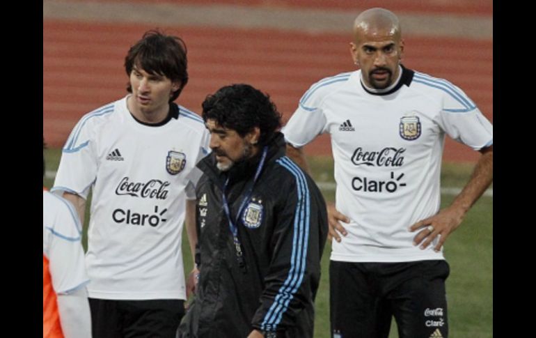 Messi, (izq.) Maradona (centro) y Juan Sebastian en una sesión de entrenamientos. AP  /