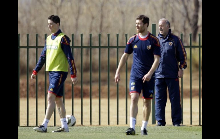 El jugador español Xbi Alonso  (centro) en la preparación de hoy. AP  /