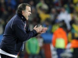 Manuel Bielsa dirigiendo a la Selección chilena en el Mundial de Sudáfrica 2010. EFE  /