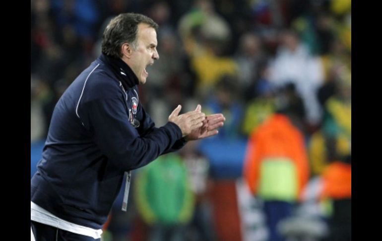 Manuel Bielsa dirigiendo a la Selección chilena en el Mundial de Sudáfrica 2010. EFE  /