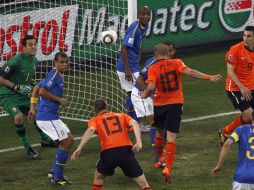 Wesley Sneijder (10) conecta el balón para el segundo gol de Holanda. AP  /