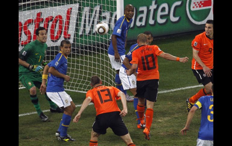 Wesley Sneijder (10) conecta el balón para el segundo gol de Holanda. AP  /