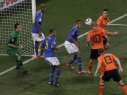 Acción del gol que anotó con un remate de cabeza por parte del holandes Wesley Sneijder. AP  /