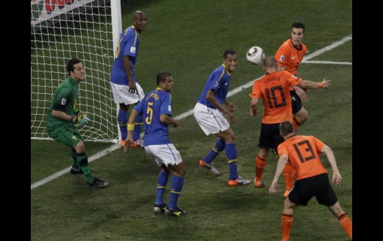 Acción del gol que anotó con un remate de cabeza por parte del holandes Wesley Sneijder. AP  /