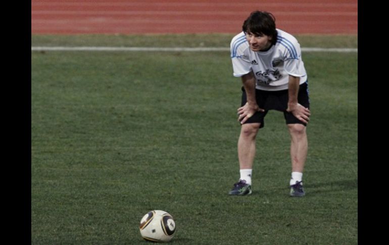 Lionel Messi preparándose para enfrentar mañana a Alemania. AP  /