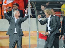 El técnico holandés Bert van Marwijk (izq.) celebra el pase a semifinales de su equipo. AFP  /