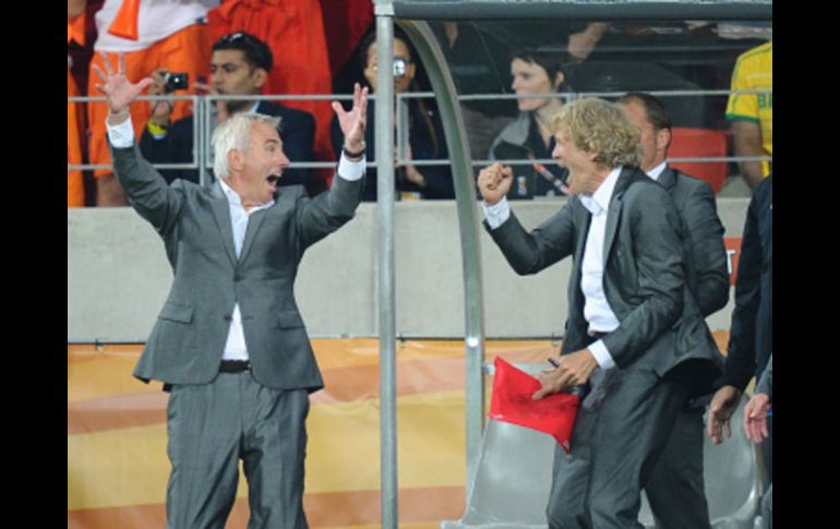 El técnico holandés Bert van Marwijk (izq.) celebra el pase a semifinales de su equipo. AFP  /