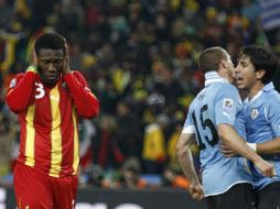 Asamoah Gyan (izq.) se lamenta la eliminación ante el equipo de Uruguay. REUTERS  /