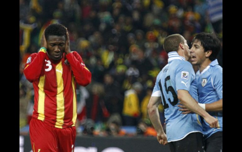 Asamoah Gyan (izq.) se lamenta la eliminación ante el equipo de Uruguay. REUTERS  /