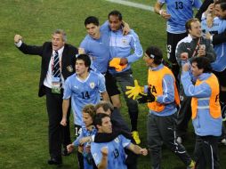 Tabárez festeja junto a sus jugadores el pase a semifinales. AP  /