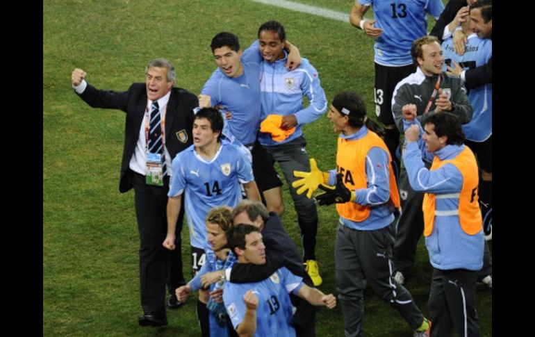 Tabárez festeja junto a sus jugadores el pase a semifinales. AP  /