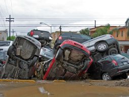 Una pila de autos da cuenta de la dimensión de los daños que dejó el huracán “Alex” a su paso por Nuevo León. EFE  /