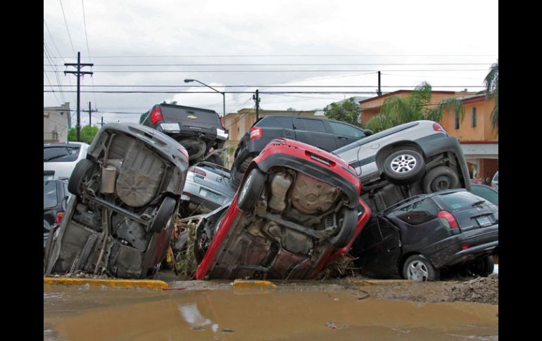 Una pila de autos da cuenta de la dimensión de los daños que dejó el huracán “Alex” a su paso por Nuevo León. EFE  /