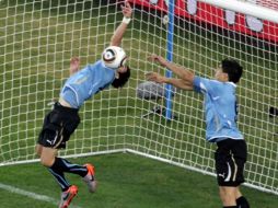 Luis Suárez (izq.) cometiendo la falta de su expulsión en el duelo ante Ghana. EFE  /