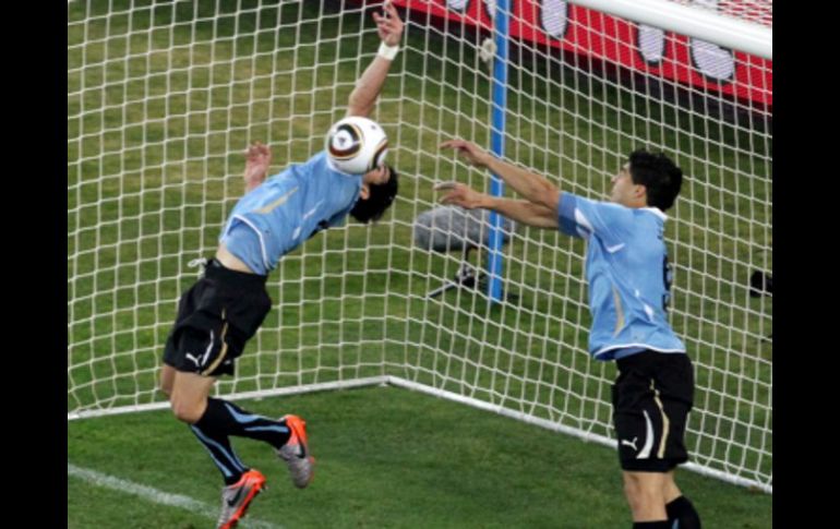 Luis Suárez (izq.) cometiendo la falta de su expulsión en el duelo ante Ghana. EFE  /