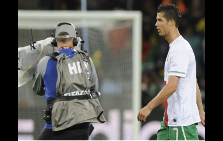 Cristiano Ronaldo al finalizar el partido donde eliminaron a su Selección. EFE  /