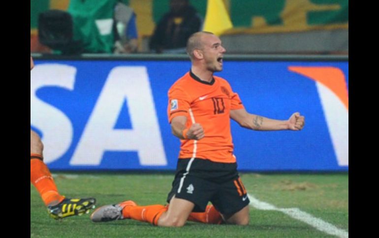 De esta manera festejo el holandes Wesley Sneijder el primer gol a favor de su Selección AFP  /