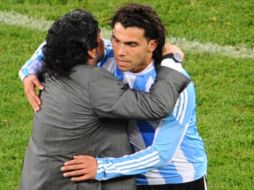 Maradona abraza a su jugador Carlos Tévez al término del partido de eliminación del Mundial. AFP  /