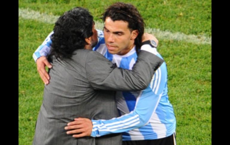 Maradona abraza a su jugador Carlos Tévez al término del partido de eliminación del Mundial. AFP  /