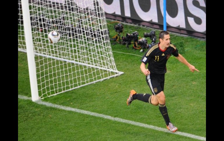 El alemán Miroslav Klose festejando su segundo gol en los cuartos de final del Mundial. AFP  /