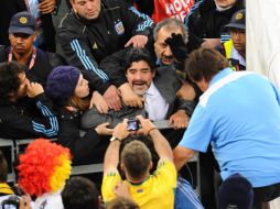 Diego Armando Maradona encaró a algunos aficionados al terminar el partido ante Alemania. AFP  /