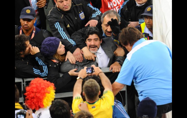 Diego Armando Maradona encaró a algunos aficionados al terminar el partido ante Alemania. AFP  /