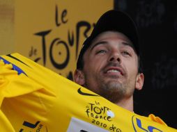 Cancellara se pone el sueter amarillo de líder del Tour de Francia. AFP  /