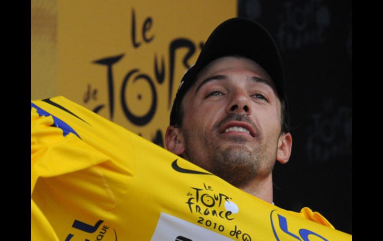 Cancellara se pone el sueter amarillo de líder del Tour de Francia. AFP  /