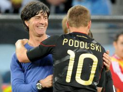 Löw felicita a Podolski después del juego ante Argentina. EFE  /