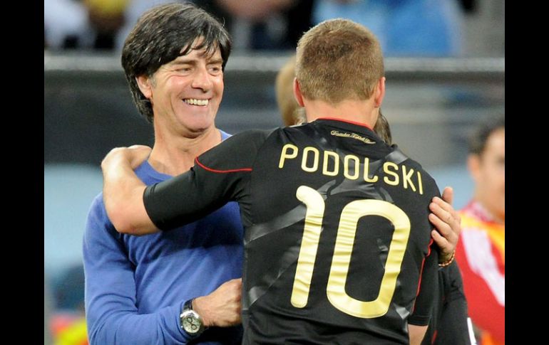 Löw felicita a Podolski después del juego ante Argentina. EFE  /