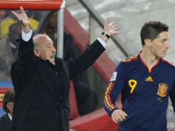 Vicente del Bosque, técnico de la Selección española, reacciona ante el gol de Villa. AFP  /