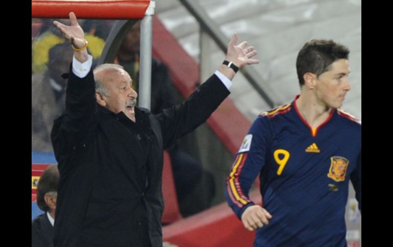 Vicente del Bosque, técnico de la Selección española, reacciona ante el gol de Villa. AFP  /