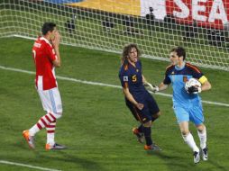 Oscar Cardozo (izq.) reacciona tras fallar un penal frente al guardameta de Iker Casillas. EFE  /