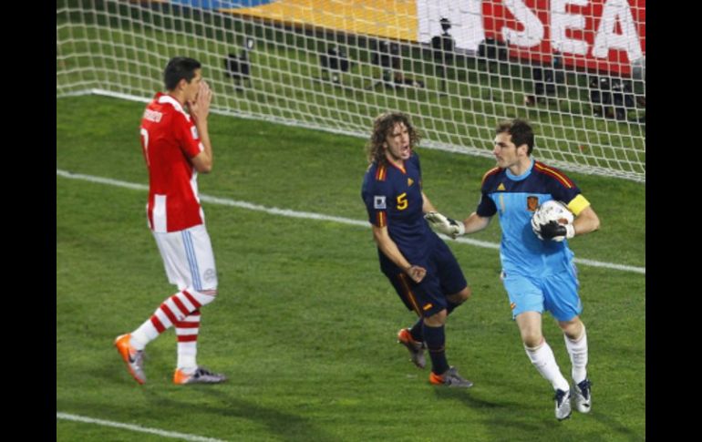 Oscar Cardozo (izq.) reacciona tras fallar un penal frente al guardameta de Iker Casillas. EFE  /