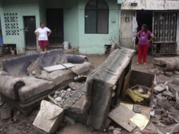 Miles de familias siguen sin energía eléctrica y agua potable en tanto con palas remueven escombros de sus viviendas. REUTERS  /