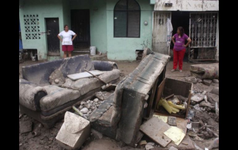 Miles de familias siguen sin energía eléctrica y agua potable en tanto con palas remueven escombros de sus viviendas. REUTERS  /