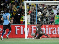 El “Loco” Abreu dispara para marcar el gol del triunfo uruguayo ante la mirada de desesperación del portero ghanés. GETT IMAGES SPORTS  /