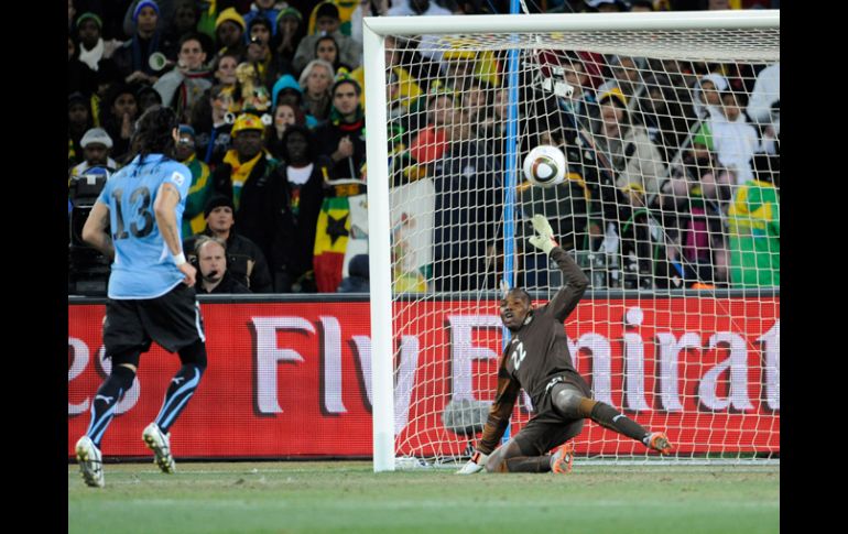 El “Loco” Abreu dispara para marcar el gol del triunfo uruguayo ante la mirada de desesperación del portero ghanés. GETT IMAGES SPORTS  /