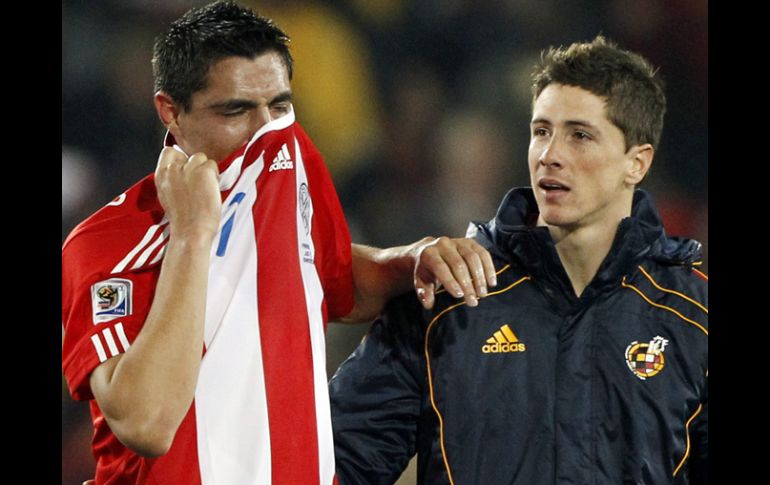 El paraguayo Óscar Cardozo fue consolado por el español “Niño” Torres, al finalizar el juego. GETTY IMAGES SPORT  /