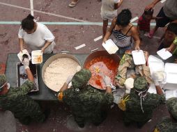 Elementos del Ejército Mexicano sirven alimentos a damnificados tras el paso del huracán “Alex”. REUTERS  /