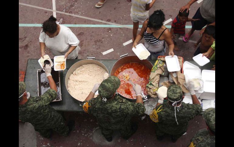 Elementos del Ejército Mexicano sirven alimentos a damnificados tras el paso del huracán “Alex”. REUTERS  /