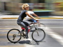 Es urgente el de aplicar acciones que desmotiven el uso del automóvil y promuevan modos de traslado ecológicos, el ciclista. ARCHIVO  /