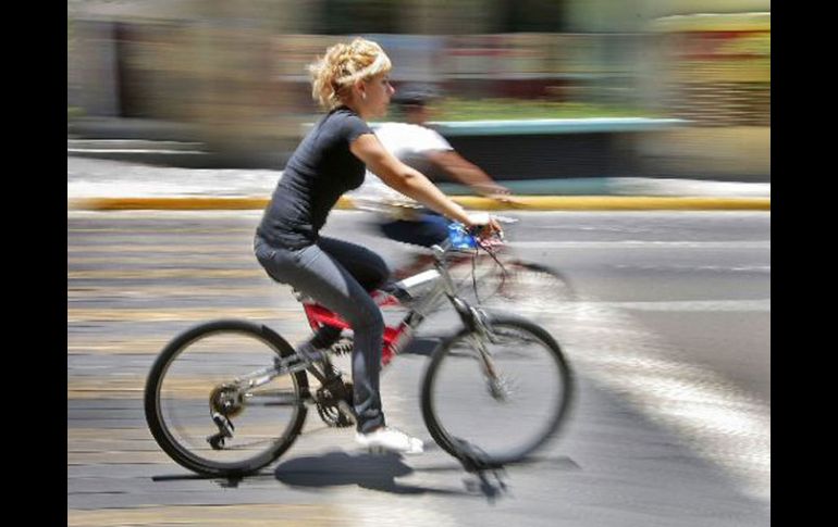 Es urgente el de aplicar acciones que desmotiven el uso del automóvil y promuevan modos de traslado ecológicos, el ciclista. ARCHIVO  /