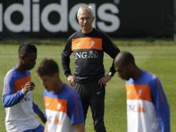 Bert van Marwijk supervisa el entrenamiento de sus jugadores holandeses. AP  /