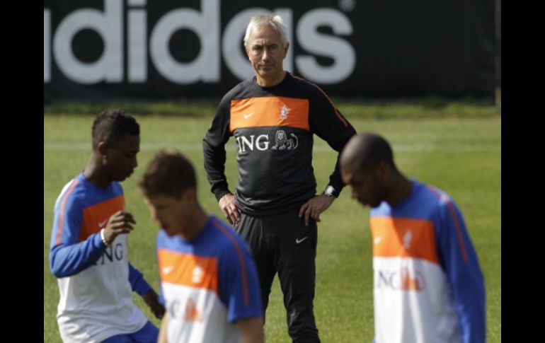 Bert van Marwijk supervisa el entrenamiento de sus jugadores holandeses. AP  /