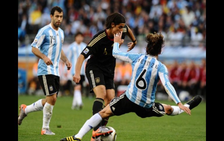 El jugador alemán Khedira (centro) en el partido de cuartos de final. AFP  /