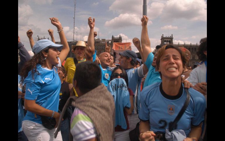 Para miles de ciudadanos uruguayos la clasificación de su selección a semifinales representa una alegría doble. NTX  /